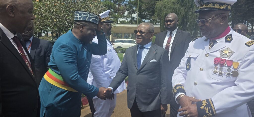 Coopération institutionnelle : le Maire de la Ville de Bafoussam aux côtés du Gouverneur de la Région de l’Ouest pour accueillir le Premier ministre – Portail de la Ville de Bafoussam — Communauté Urbaine de Bafoussam