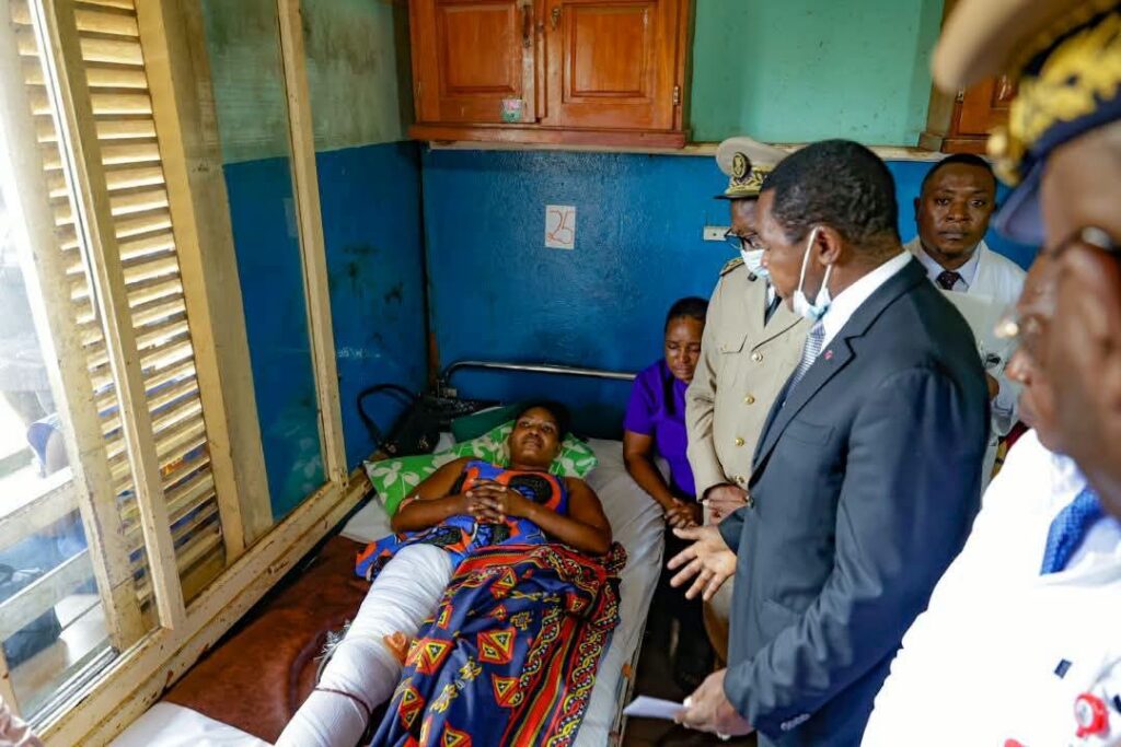 Bamenda : Atanga Nji au Chevet des Blessés et des nouvelles Mamans a l’Hôpital régional — Ministère de l'Administration Territoriale