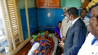 Bamenda : Atanga Nji au Chevet des Blessés et des nouvelles Mamans a l’Hôpital régional